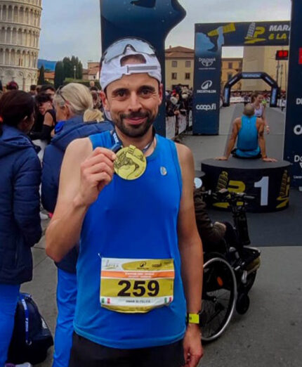 Un'estemporanea presenza podistica, alla Maratona di Pista corsa in 3h06'21", finendo 184°