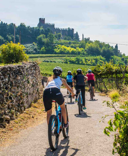 Il bellissimo borgo di Soave è una delle mete degli itinerari proposti (foto Consorzio Soave)