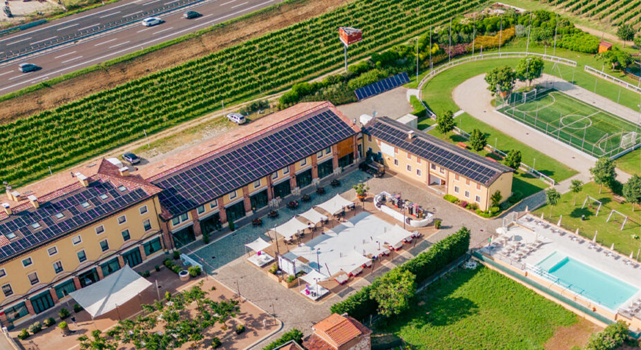 Una veduta dall'alto della struttura: la parte di fronte alla piscina è adibita per i cicloturisti