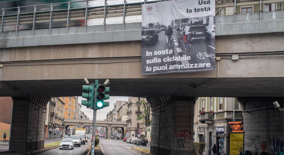 Sul cavalcavia della ferrovia in viale Monza nel 2023 comparve questa pubblicità sociale