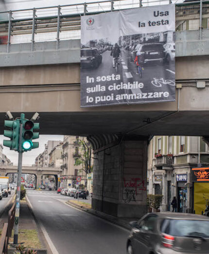 Sul cavalcavia della ferrovia in viale Monza nel 2023 comparve questa pubblicità sociale