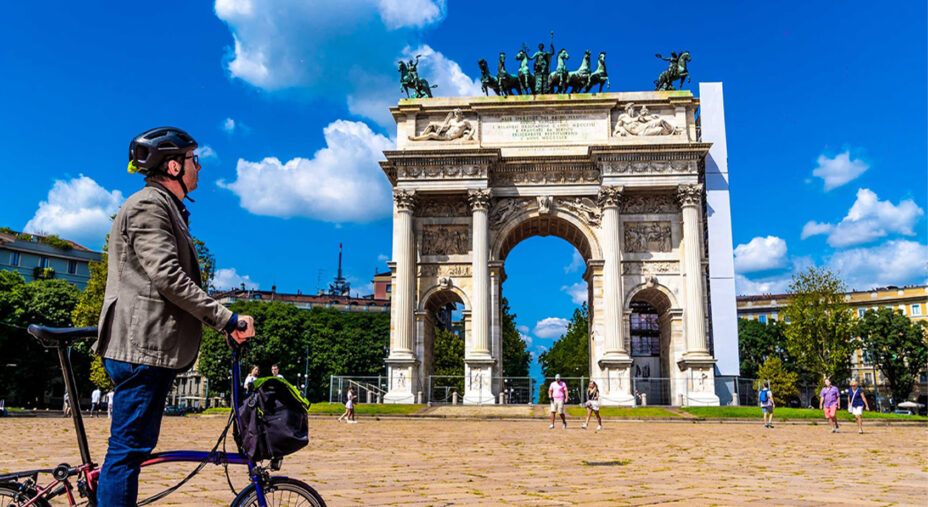 La bici è un mezzo ideale per girare per Milano e visitare i suoi monumenti, ma non mancano le criticità