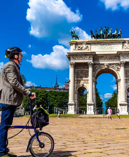 La bici è un mezzo ideale per girare per Milano e visitare i suoi monumenti, ma non mancano le criticità