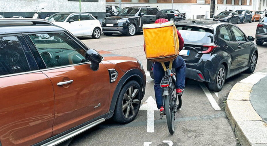 Il parcheggio selvaggio è una delle grandi piaghe urbane, a Milano come in altre città italiane