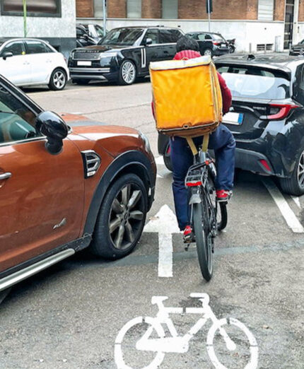 Il parcheggio selvaggio è una delle grandi piaghe urbane, a Milano come in altre città italiane