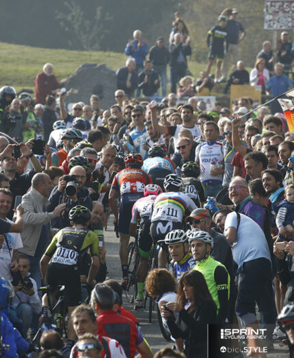 Un muro di gente sul Muro di Sormano. Il Giro di Lombardia lo ha affrontato per 7 volte