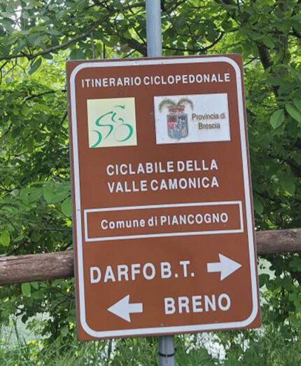 Un profondo lavoro di segnaletica favorisce la presenza di cicloturisti lungo la Ciclovia dell'Oglio