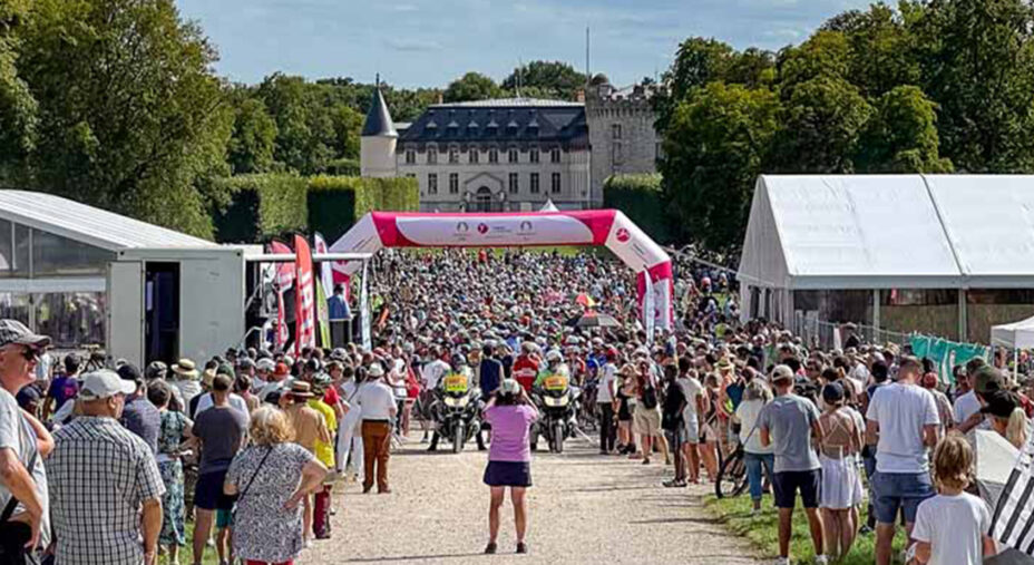 La partenza della manifestazione, che accoglie migliaia di partecipanti da ogni parte del mondo