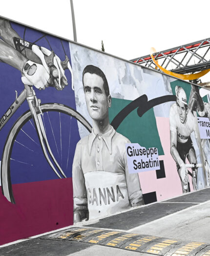 Il bellissimo murales di Peccioli dedicato ai campioni che hanno fatto la storia della Coppa Sabatini