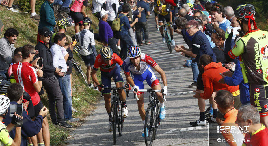 Pinot (qui con Nibali e Roglic sullo sfondo) ha il record di scalata in 8'48" stabilito nel 2018 quando vinse il Lombardia