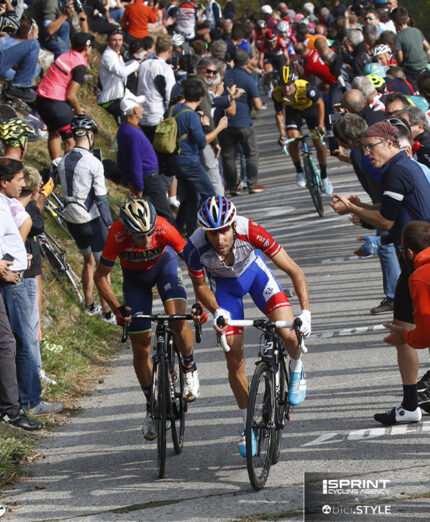 Pinot (qui con Nibali e Roglic sullo sfondo) ha il record di scalata in 8'48" stabilito nel 2018 quando vinse il Lombardia