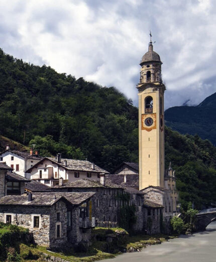 Piuro con la sua antica chiesa. Il borgo è famoso per i suoi scavi archeologici