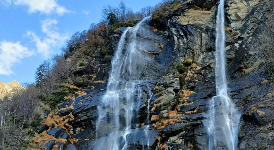 Le bellissime Cascate dell'Acquafraggia, uno dei luoghi iconici della Ciclabile della Valchiavenna