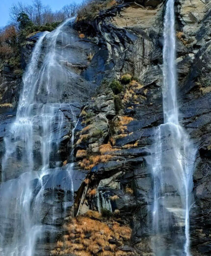 Le bellissime Cascate dell'Acquafraggia, uno dei luoghi iconici della Ciclabile della Valchiavenna