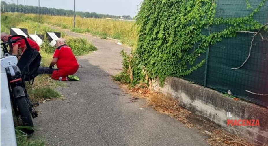La curva immette nel tratto di ciclabile parallelo alla strada. In basso, il segno della frenata (foto Il Piacenza)