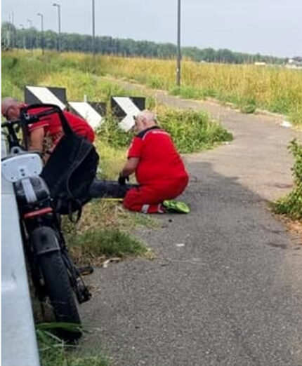 La curva immette nel tratto di ciclabile parallelo alla strada. In basso, il segno della frenata (foto Il Piacenza)