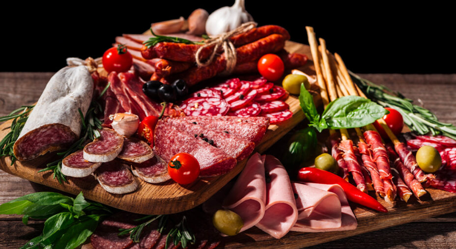 Il consumo frequente di carni processate, insaccati e carni rosse in eccesso contribuisce a peggiorare il quadro (depositphotos.com)