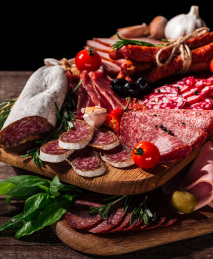 Il consumo frequente di carni processate, insaccati e carni rosse in eccesso contribuisce a peggiorare il quadro (depositphotos.com)