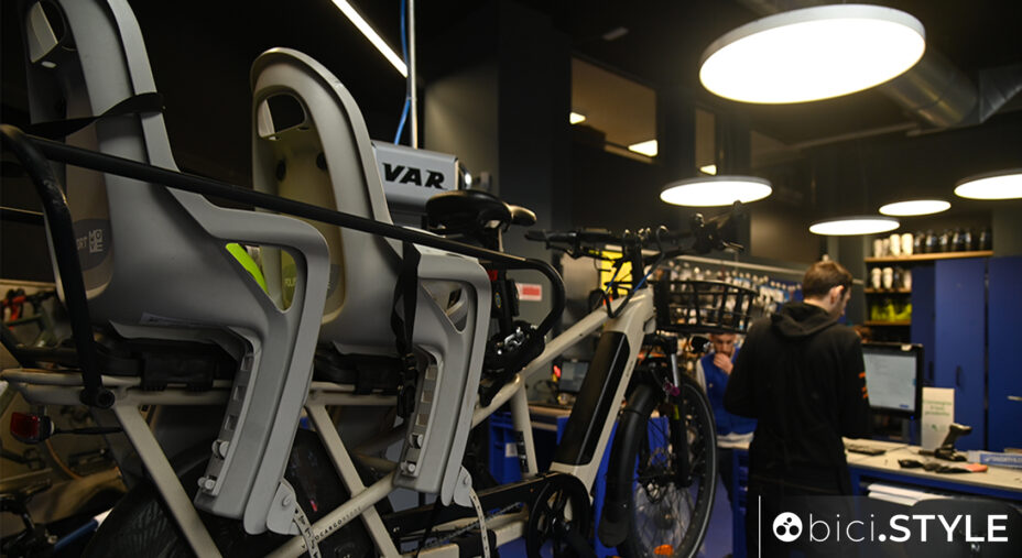 Bici da città, ma anche cargo con cui si accompagnano i bimbi a scuola: Decathlon Cairoli è soprattutto questo