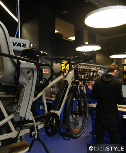 Bici da città, ma anche cargo con cui si accompagnano i bimbi a scuola: Decathlon Cairoli è soprattutto questo