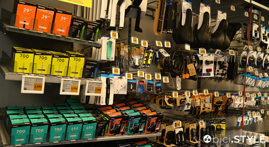 Nell'officina di via Cairoli si vendono anche parti di ricambio: l'ideale per chi si dedica da sé alla manutenzione