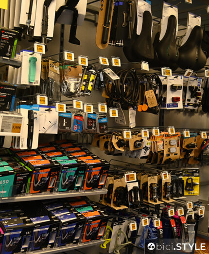 Nell'officina di via Cairoli si vendono anche parti di ricambio: l'ideale per chi si dedica da sé alla manutenzione