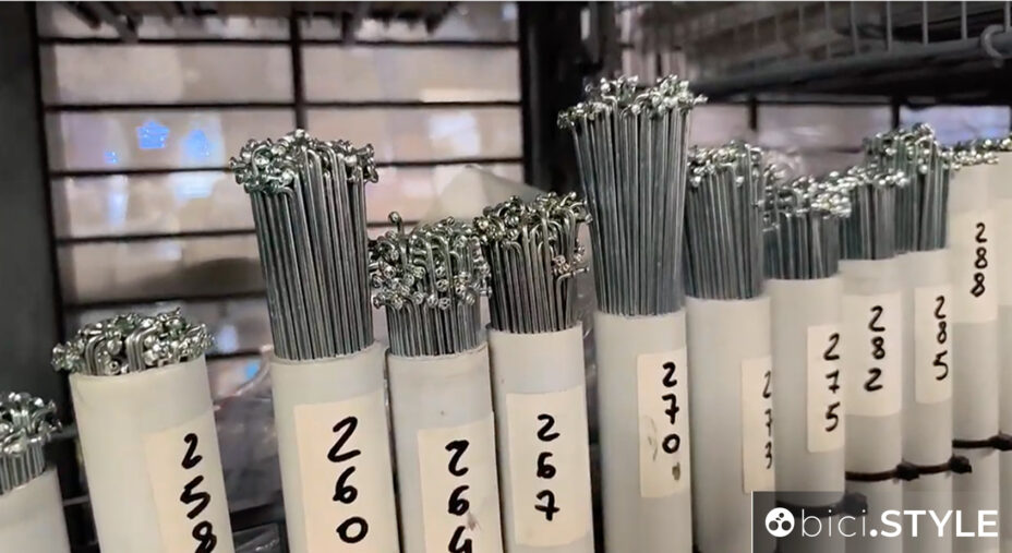 Raggi di tutte le misure: questa zona di Milano ha strade selciate e non è raro che la bici subisca colpi secchi