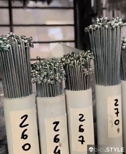 Raggi di tutte le misure: questa zona di Milano ha strade selciate e non è raro che la bici subisca colpi secchi