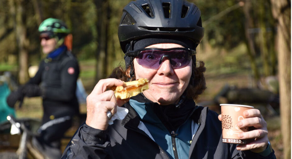Il ristoro è uno dei momenti clou per la Gravel della Merla