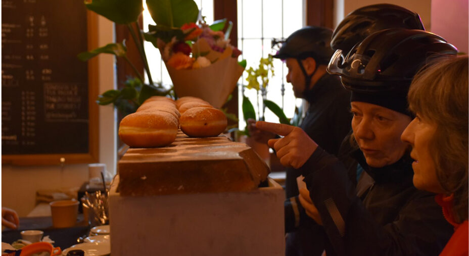 Non esiste un tempo massimo. Se in Franciacorta ci si ferma a bere in cantina, per la Merla c'è il richiamo delle pasticcerie