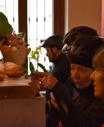 Non esiste un tempo massimo. Se in Franciacorta ci si ferma a bere in cantina, per la Merla c'è il richiamo delle pasticcerie