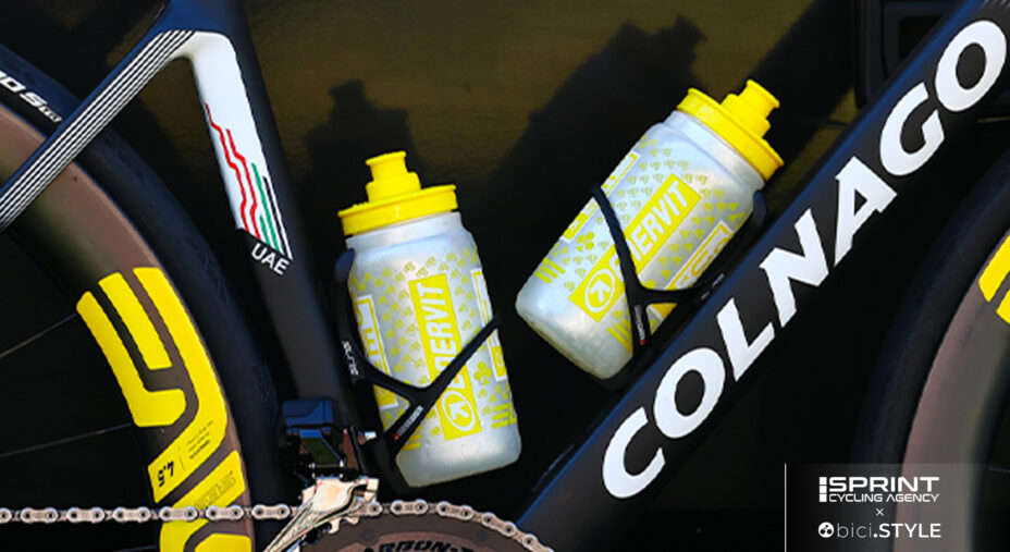 Per questo sulla sua bici c'è la doppia borraccia: i carbo sono contenuti in bevande appositamente messe a punto