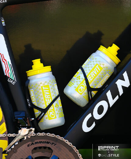 Per questo sulla sua bici c'è la doppia borraccia: i carbo sono contenuti in bevande appositamente messe a punto