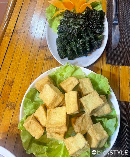Tofu fritto e verdura, lo spuntino lungo il percorso parla davvero di un mondo diverso