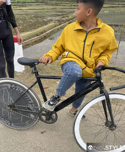 Ciclisti sulle strade del Vietnam? Pochi o nessuno, appena qualche bambino (con la lenticolare Vision)