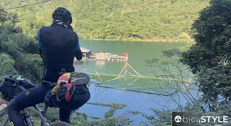Marco e la sua macchina fotografica immortalano la placida potenza del fiume