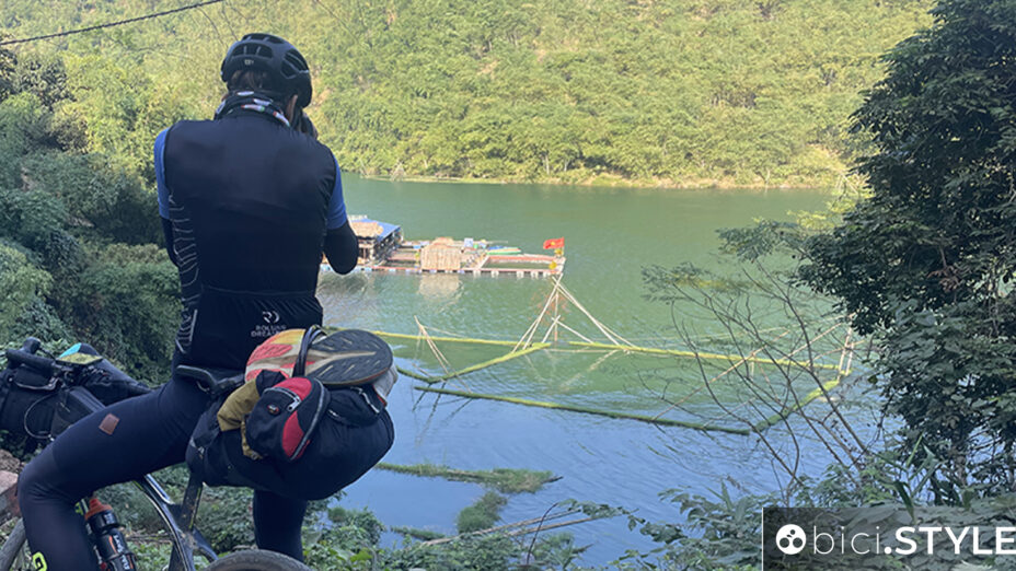 Marco e la sua macchina fotografica immortalano la placida potenza del fiume