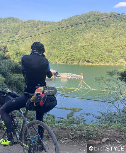 Marco e la sua macchina fotografica immortalano la placida potenza del fiume