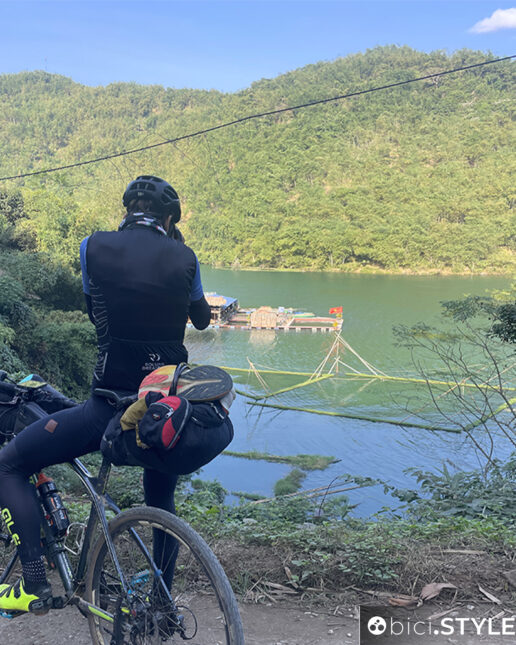 Marco e la sua macchina fotografica immortalano la placida potenza del fiume