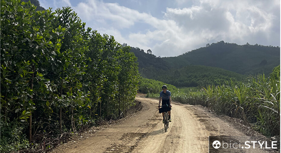 Per il primo giorno, il percorso è breve: appena 37 chilometri per sistemare le bici