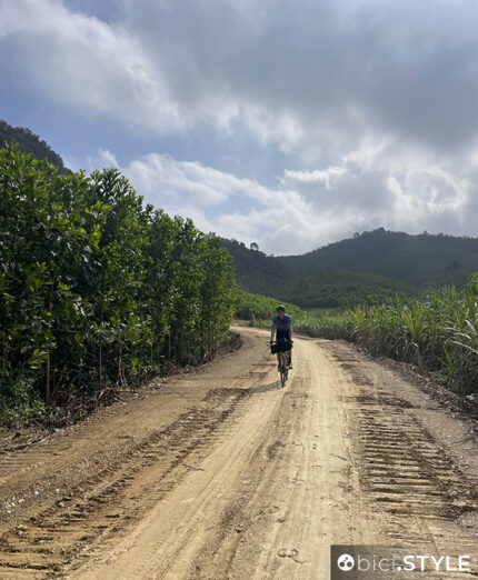Per il primo giorno, il percorso è breve: appena 37 chilometri per sistemare le bici