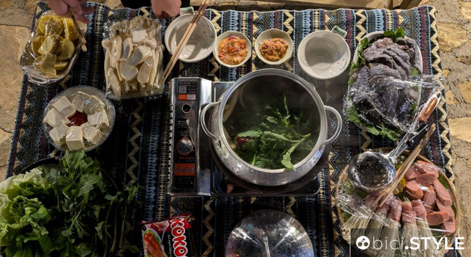 Hot Pot in tavola, una pentola di brodo in cui si fanno bollire pezzi di carne e verdure