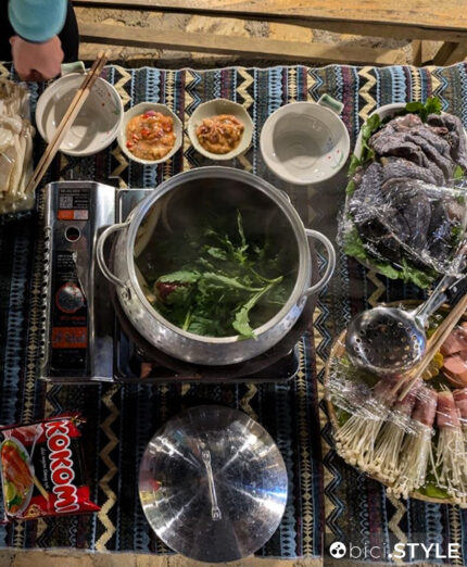 Hot Pot in tavola, una pentola di brodo in cui si fanno bollire pezzi di carne e verdure