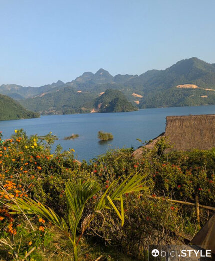 II lago Hoa Binh è uno dei più grandi bacini artificiali del Vietnam