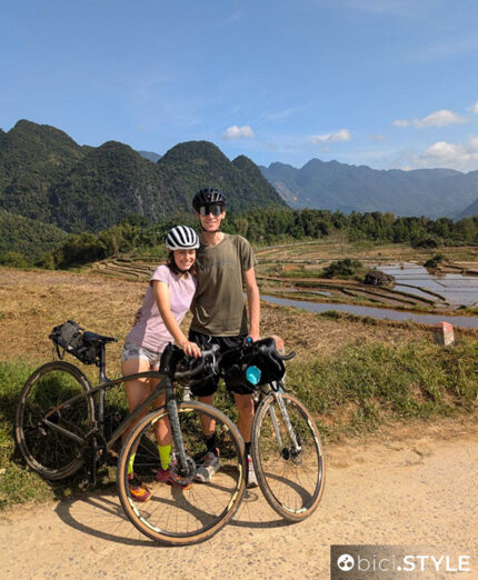 Gaia e Marco, un momento di relax con vista sulle risaie: una bella cartolina dal Vietnam