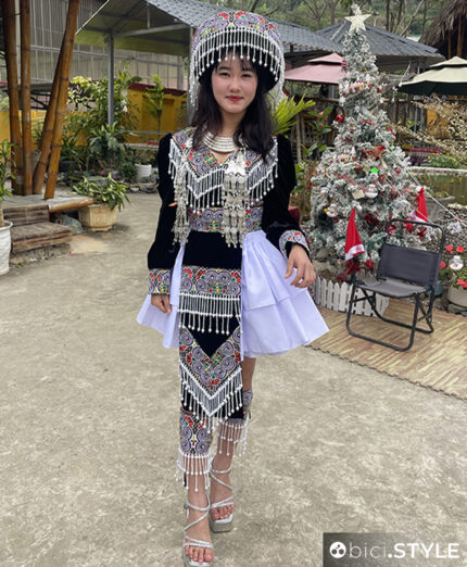 Gli Hmong sono una delle 54 etnìe che vivono in Vietnam: questo l'abito tipico da donna