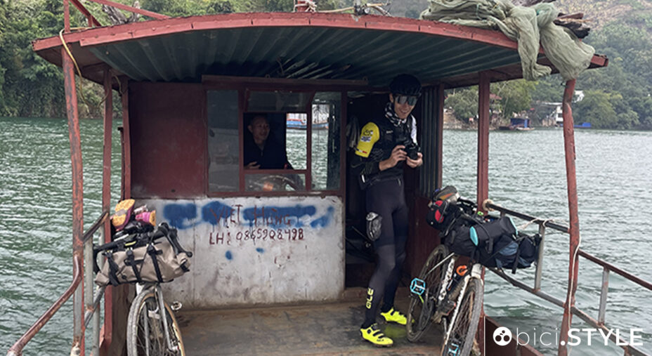 Nel primo dei tre giorni sulle montagne c'è stato da attraversare in barca il Fiume Nero e poi risalire