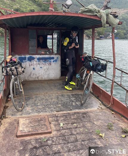 Nel primo dei tre giorni sulle montagne c'è stato da attraversare in barca il Fiume Nero e poi risalire