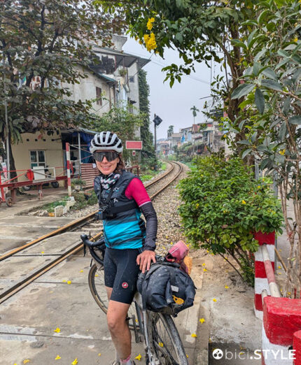 Ultima tappa: 90 km di gravel sotto la pioggia: il risultato è una maschera di fango