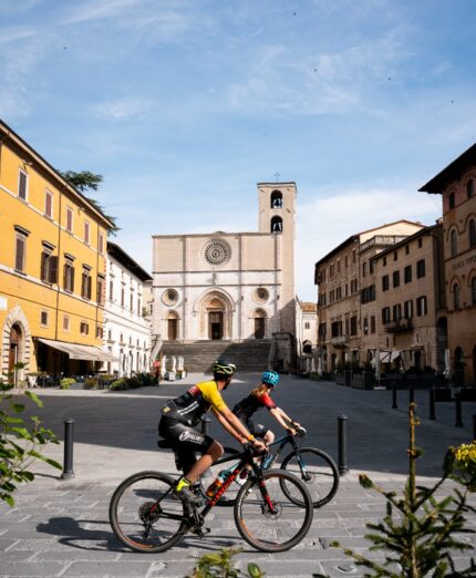 Todi Bailey Gravel, Piazza del Popolo, storia, borgo medievale